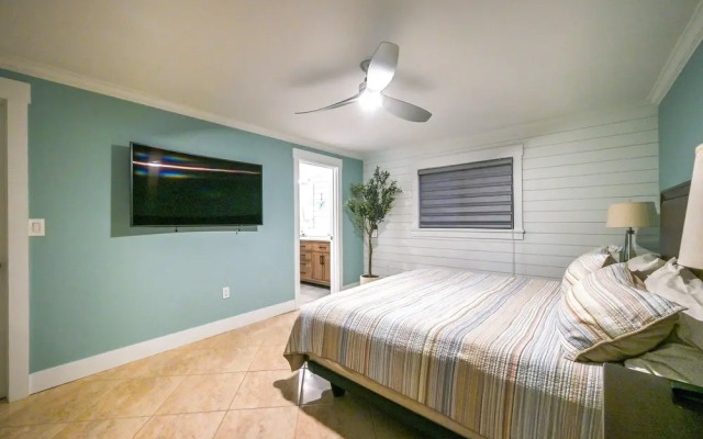 Tropical Naples Hideaway - 1 Mi to Beaches!