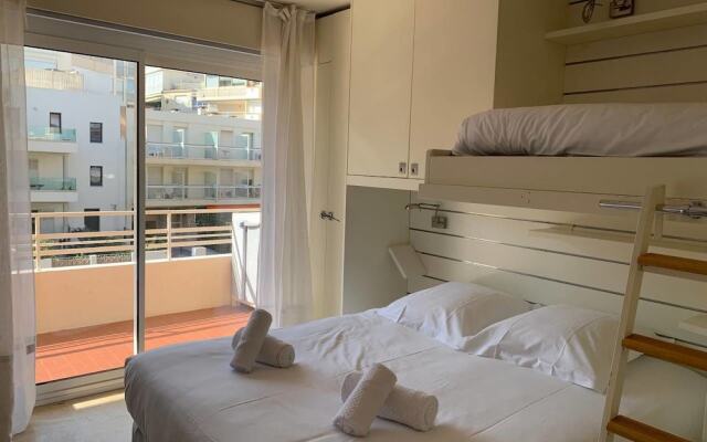 Sea View Flat, beach access by GuestReady