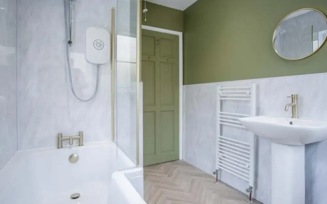 Pink Cottage - 4 Bedrooms & Hot Tub - Tenby