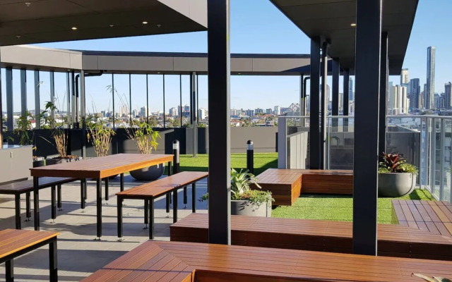 Luxurious 1 Bedroom Newstead Apartment With Parking