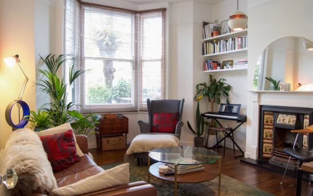 Artistic Modern 1 Bedroom Flat In Clapton