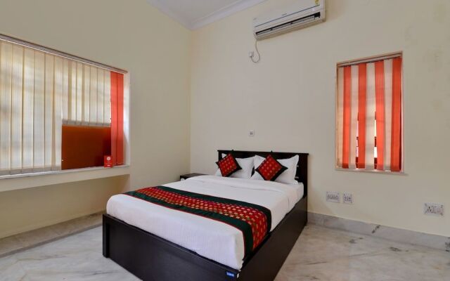 OYO 12210 Comfort N Cozy