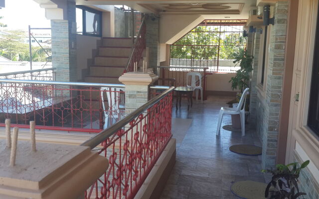 Eden Travellers Lodge