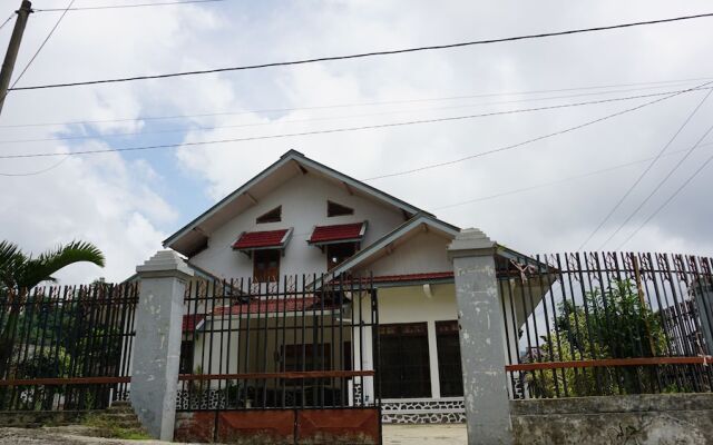 SPOT ON 93943 Sakinah Homestay Bromo Syariah Near Rest Area Wringinanom