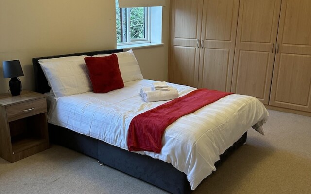 Captivating 5-bed House in Milton Keynes