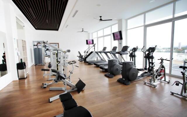 RealLuxe Stylish apartment with pool and gym