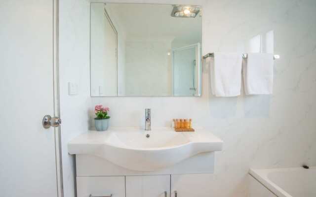 Convenient Rockdale Apartment Next To Station & Beach