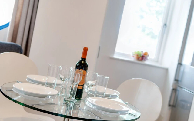 Base Serviced Apartments - The Docks