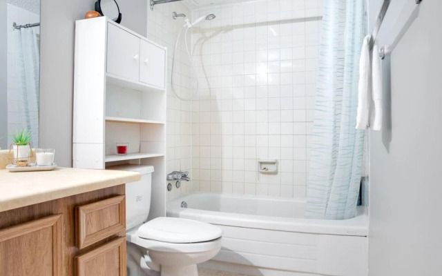 Stylish and Cozy Eau Claire 2BR With Gym Coffee