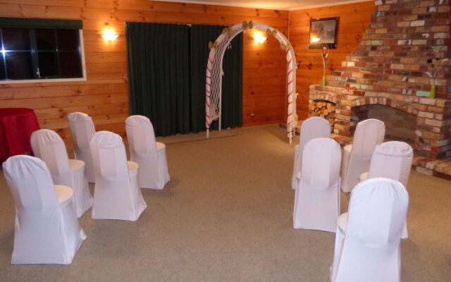 Cedarwood Lakeside Motel & Conference Venue