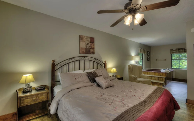 Bears Delight  320 - Three Bedroom Cabin
