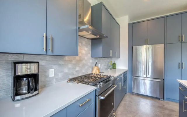 Contemporary Home Centrally Located Near Soco & DT