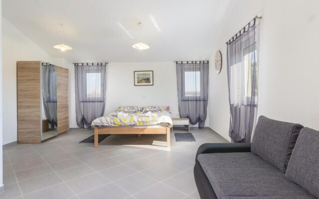 Beautiful Home in Pula With Wifi and 7 Bedrooms