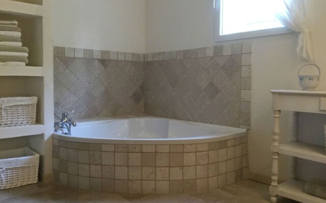 Inviting Villa in Saumane-de-vaucluse With Swimming Pool