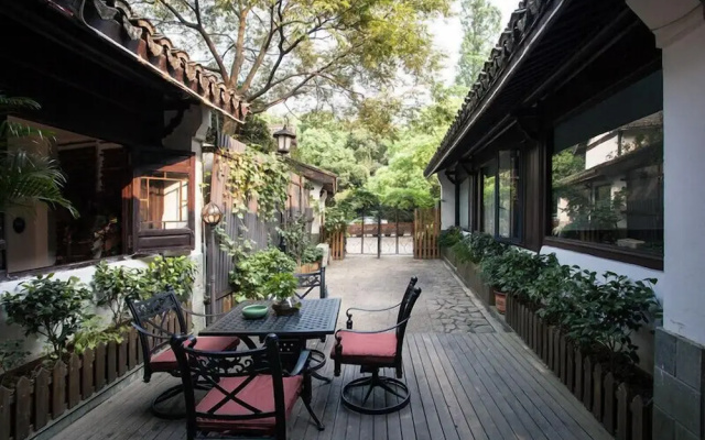 Yurong West Lake Cottage Resort