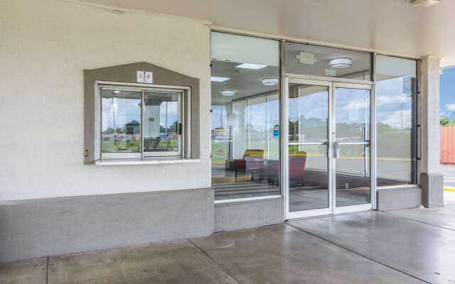 Motel 6 Groves, TX