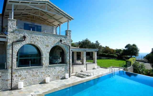 Luxurious 4 bedroom villa Xris with infinity pool and beach access