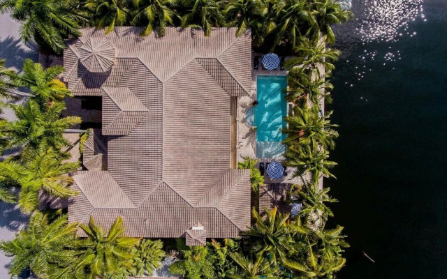 Florence by AvantStay | Estate w/ Dock & Pool | Sleeps 16