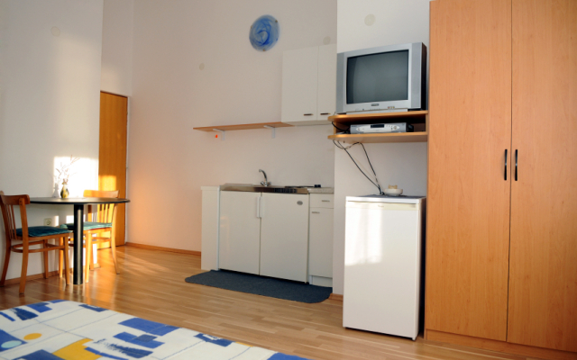 Studio apartment Port - great loaction and free parking: SA3 Murter, Island Murter