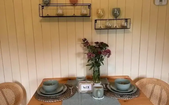Shepherdshut-cotswolds-petfriendly-woodburner