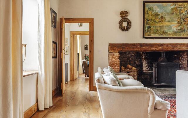Lavish Tudor Hall Gardens - Sleeps 14