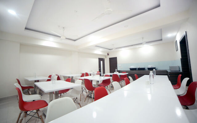FabHotel Pearl City HiTech City