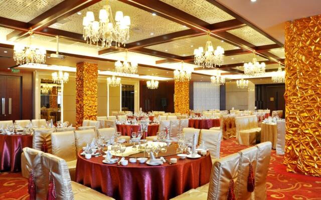 JingHang Holiday Hotel