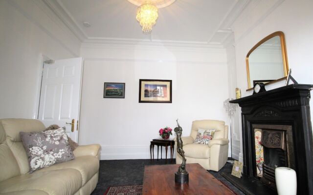 Sleeps 9 - Large Period Property -beautiful Refurb