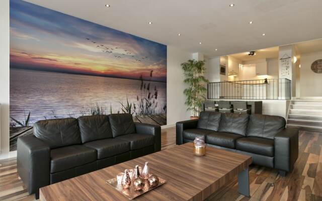 Spacious Luxury Apartment With Beautiful Views of the Marina