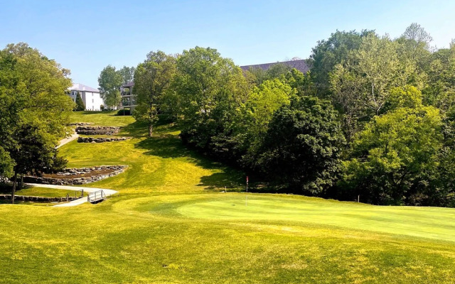 Branson Retreat w/ Balcony & 18-hole Golf Course!