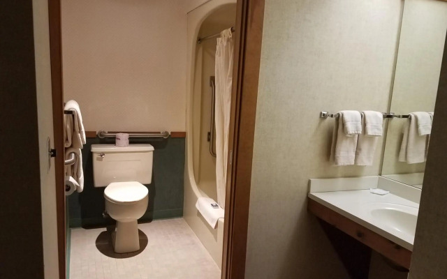 Commodores Inn