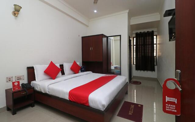 OYO 28053 Hotel Gayatri Palace