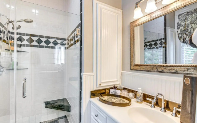 Walk to the Strand: Hideaway Haven Retreat