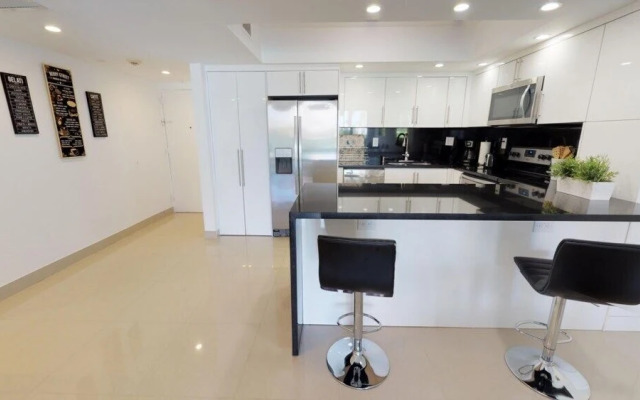 Premium 2 Bedroom + Den Apartment Or201