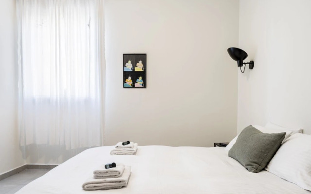 New Boutique Apt With Balcony And City View