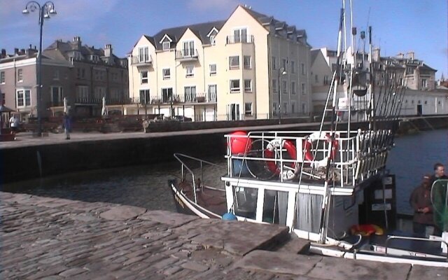 1 Quayside Court - 3 bedroomed ground floor apartment with sea views