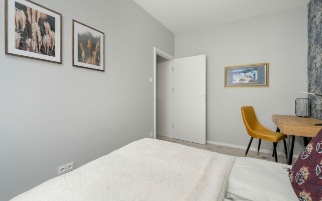 Apartment With Desk in Poznan by Renters