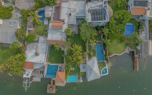 Lakeside Retreat Spacious Family Villa