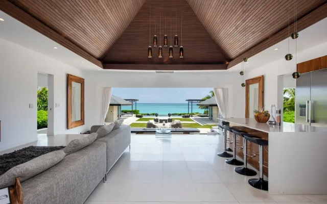 Oceanfront Oasis: Renovated Villa With Pool