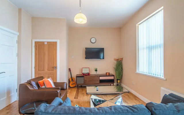Stylish & Spacious Apartment With Private Balcony