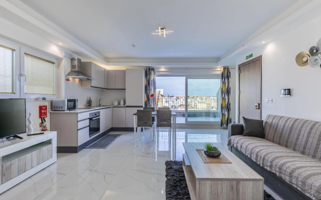STYLISH 2-Bedroom Penthouses - Terrace with Views