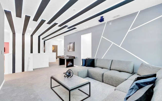 UpstaySleeps20ThemeRoomsPoolHotTubTheatr