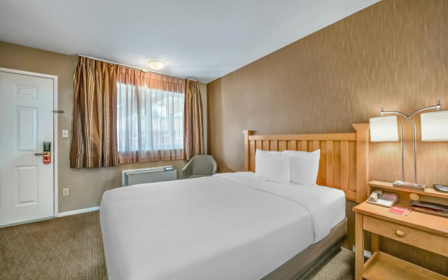 Econo Lodge Inn & Suites