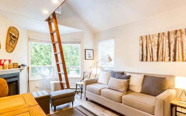 Cute and Cozy, Walk to Gondola Ski in Out