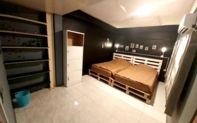 Waterside House And Hostel