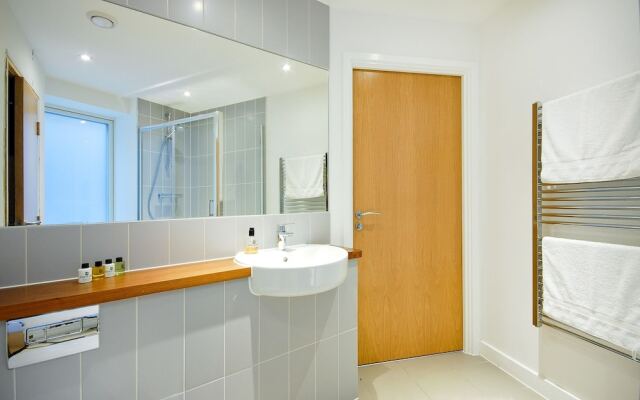 Bright Godfrey Place Nest - HEN21