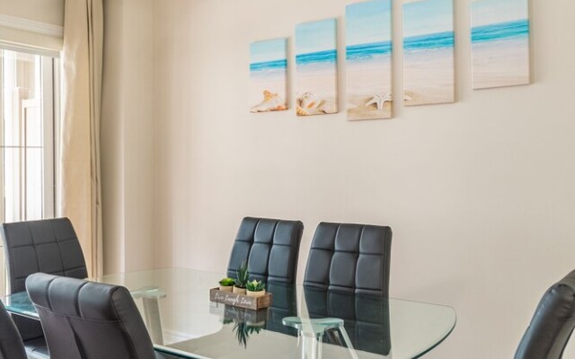 GLOBALSTAY. Modern Lake Ontario Townhomes