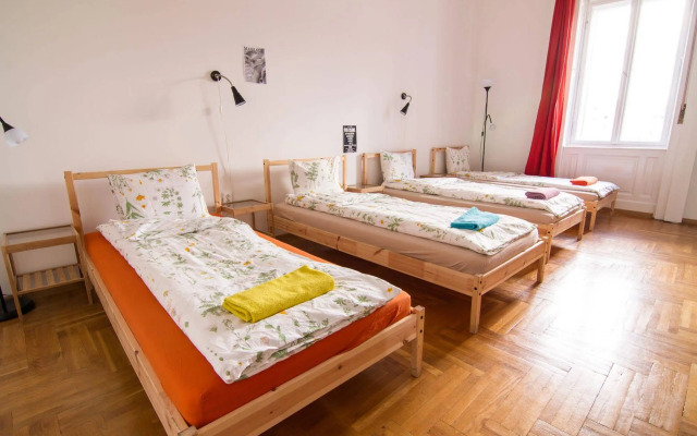 Pal's Hostel & Apartments
