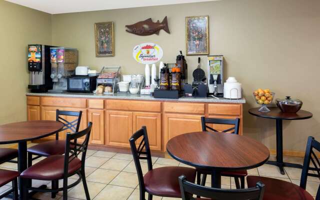 Super 8 by Wyndham Crescent City