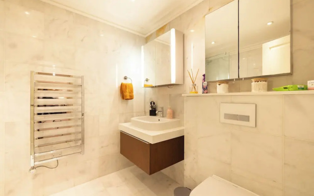 Paddington 7-bed 13-guest Massive House W/patio